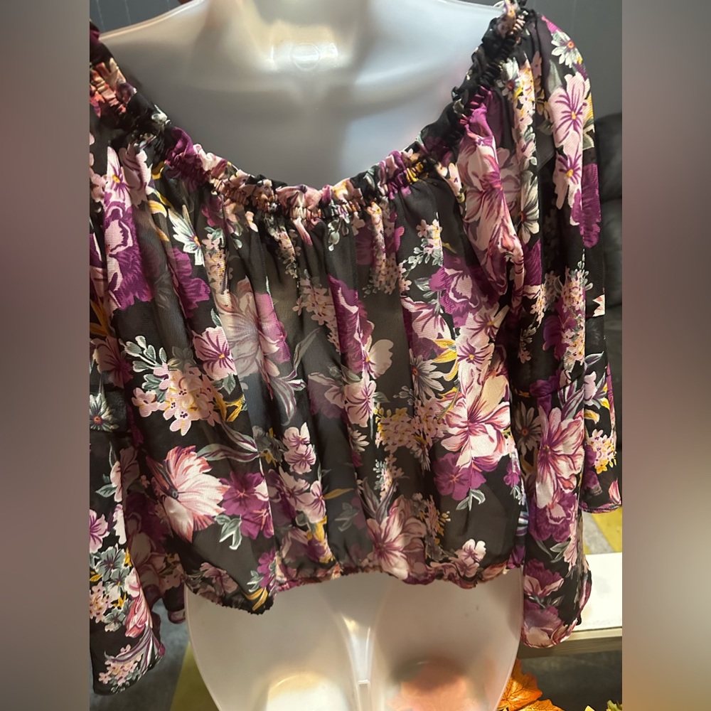Ladies Blouse 👚 - Picture 2 of 4